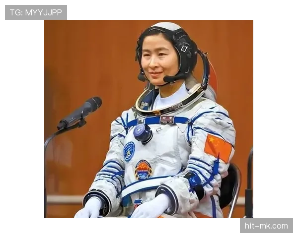 航天员刘洋穿拖鞋挤小区电梯，屏幕女神瞬间下线